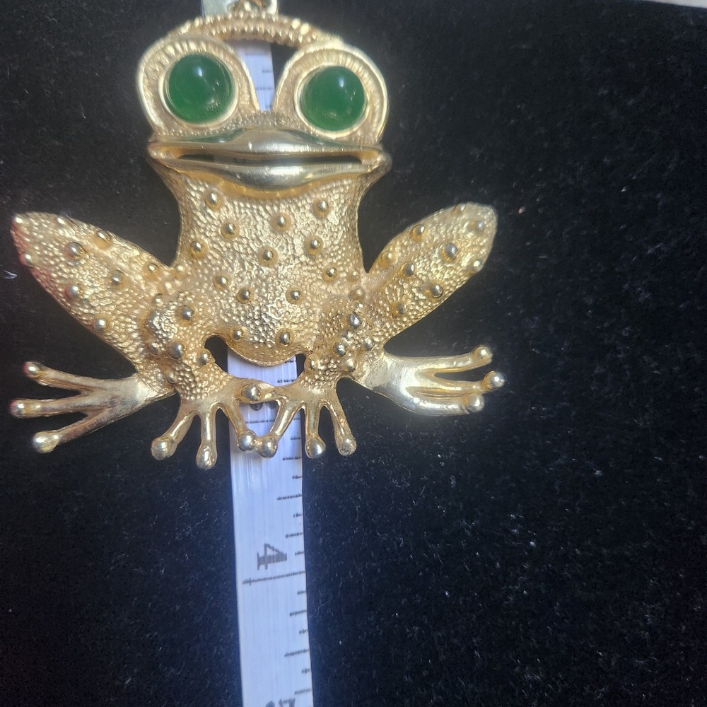 Vintage Chunky Gold Tone Frog Toad Pendant Green Cabochon Eyes Textured Animal - Picture 7 of 9